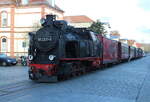 99 2331-9 mit MBB 14615 von Ostseebad Kühlungsborn West nach Bad Doberan in der Haltestelle Bad Doberan Goethestraße.21.12.2021