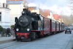 99 2331-9 mit MBB 14615 von Ostseebad Kühlungsborn West in Bad Doberan Goethestraße.21.12.2021