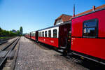 Schmalspuriger (900 mm) vierachsige 2.Klasse Personenwagen mit Traglastenabteil, offenen Plattformen und Holzdach, MBB 990-303 (ex DR 990-303), der Gattung KB4i, Mecklenburgische Bderbahn Molli GmbH