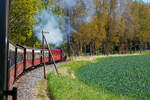 Unterwegs mit dem „Molli“, die 99 2322-8 der Mecklenburgischen Bäderbahn Molli zieht den „Molli“ (MBB Dampfzug) am 15 Mai 2022 von Kühlungsborn West via Heiligendamm nach Bad Doberan, hier zwischen Steilküste/Wittenbeck und Heiligendamm.