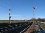 Blocksignale  B  rechts fr den regulren Betrieb und fr Linksfahrbetrieb das Blocksignal  D  von Rambin.Aufnahme am 12.Februar 2011.