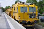 Am 29.05.15 warten die UNIMAT 09-32 /4S DYNAMIC Universalstopfmaschine von Plasser & Theurer und die Universalschotterverteil- und Planiermaschine SSP 110 SW von Plasser & Theurer am Bahnhof