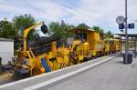 Am 29.05.15 warten die Universalschotterverteil- und Planiermaschine SSP 110 SW von Plasser & Theurer und UNIMAT 09-32 /4S DYNAMIC Universalstopfmaschine von Plasser & Theurer am Bahnhof