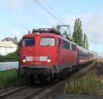 110 490-0 mit DZ2860/2681 Warnemnde-Berlin-Postdam-Warnemnde bei der Durchfahrt im Bahnhof Rostock-Holbeinplatz.(16.08.2011)