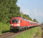 182 023-2 mit RE 13292 von Warnemünde nach Berlin-Ostbahnhof bei der Durchfahrt in Rostock-Bramow, für die anwesenden Fotografen gab es dann noch Fernlicht.12.05.2018