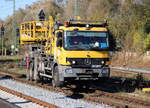 Mercedes-Benz Actros 3346(Oberleitungsmontagefahrzeug) Rail Power Systems GmbH, München kam am 19.10.2025 in Rostock-Bramow vorbei.

