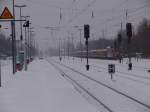 Bahnhof Rostock-Bramow tief verschneit rechts steht 482 004-9 mit dem Holzzug von Rostock-Bramow Richtung Stendal-Niedergrne.(05.12.10)