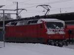 120 105-0 macht sich fertig und hat wenig spter den IC 1809 von Rostock Richtung Kln bis Hamburg Hbf im Rostocker Hbf bespannen wird.(05.12.10)