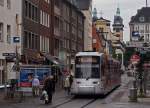 Strassenbahn Dsseldorf: Seit dem 21. Februar 2015 verkehrt die Strassenbahn Dsseldorf nicht mehr auf der Bolker Strasse und Hunsrckenstrasse, wo sie die Altstadt berhrte. NF8U 3371 (oder Hamsterbacken genannt) der Linie 715, verewigt am 7. August 2013.
Foto: Walter Ruetsch