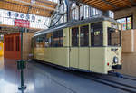 
Triebwagen 378 vom Typ DUEWAG  „Verbandstriebwagen T2“ der Rheinischen Bahngesellschaft AG (heute Rheinbahn AG) ausgestellt im Verkehrszentrum des Deutschen Museums (am 16.06.2018) in Mnchen (Theresienhhe).

Der zweiachsige Triebwagen vom Typ „Verbandswagen“ wurde 1950 in einer Serie von 30 Stck bei der Dsseldorfer Wagenbau  Gesellschaft (DWAG) fr die Rheinische Bahngesellschaft AG gebaut. Die Initiative fr den Bau des Zweirichtungsfahrzeuges in Einheitsbauweise ging vom „Verband ffentlicher Verkehrsbetriebe“ aus. Er gab dem Fahrzeug seinen Namen.

Die Konstruktion dieses Triebwagens geht auf die Entwicklung eines modernen Straenbahnwagens in der Mitte der 1930er Jahre zurck. Hauptmerkmale waren ein Wagenkasten aus Ganzstahlbauweise, ein geschweites Fahrgestell und ein niedriger Fuboden. Dieser „Niederflurwagen“ konnte sich in der Zeit des 2. Weltkrieges nicht weiter entwickeln. Stattdessen baute man whrend des Krieges mit einfachen Materialien, aber modernen Merkmalen wie groen einteiligen Fenstern oder einem Sitz fr den Fahrer den sogenannten „Kriegsstraenbahnwagen“. Nach dem Krieg nutze die Rheinbahn die Gestelle zerstrter Wagen des „Niederflurtyps“, um auf ihnen neue Wagen aufzubauen. Dieser „Aufbauwagen“ vereinte die modernen Elemente des „Kriegsstraenbahnwagens“ mit dem Gestell des „Niederflurwagens“ und wirkte durch die tief heruntergezogenen Seiten, die das Fahrwerk verdeckten deutlich moderner.

Der neu gebaute Wagen des „Verbandstyps“ der Rheinbahn entsprach bis auf wenige nderungen fast vollstndig seinem Vorlufer und ist das letzte zweiachsige Straenbahn-Fahrzeug, das in Deutschland gebaut wurde. Die Rheinbahn beschaffte 30 Triebwagen und 64 Beiwagen des Verbands- bzw. Aufbau-Typs. 

TECHNISCHE DATEN:
Spurweite: 1.435 mm (Normalspur)
Achsformel: B
Lnge; 10.500 mm
Leergewicht: 18.900 kg
Leistung: 2 x 75 kW
Hchstgeschwindigkeit: 60 km/h
Stromsystem: 600 V DC (Oberleitung)
Sitzpltze: 	22
Stehpltze: 46
