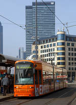 Der VGF 246 ein S-Wagen (Bombardier Flexity Classic NGT8) der Verkehrsgesellschaft Frankfurt am Main mbH, als Linie 16 nach Offenbach, am 24.03.2015 beim Halt an der Haltestelle Hauptbahnhof Frankfurt