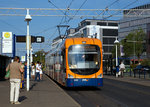 Der Heidelberger RNV Triebwagen 3286 eine siebenteilige Bombardier Variobahn RNV8ZR erreicht am 30.08.2016, als Linie 24 nach Rohrbach Süd, die Station Heidelberg Hauptbahnhof.