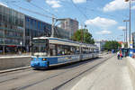 
Der MVG-Straßenbahntriebwagen 2106 des Typs R 2.2 (ein Adtranz/ AEG Gelenk-Triebwagen vom Typ GT6N) am 16.06.2018 als Linie 16 vor dem Münchener Hauptbahnhof (am Bahnhofplatz). Noch einer der wenigen im klassischen blau / weissen Münchner Lackschema.

Als Baureihe R wird die 14. Generation der Straßenbahn-Triebwagen der Straßenbahn München bezeichnet. Die R-Wagen sind Einrichtungsfahrzeuge und die ersten Niederflurstraßenbahnen der Münchner Verkehrsgesellschaft (MVG). 

TECHNISCHE DATEN;
Fahrzeugart: Dreiteiliger Niederflur-Gelenktriebwagen für den Einrichtungsbetrieb
Anzahl : 70 (TypR2.2)
Baujahre:1994–1997
Spurweite: 1.435 mm (Normalspur)
Achsfolge: (1A)+(A1)+(1A)  (12 Einzelräder)
Länge über Kupplung:  27.390 mm
Wagenkastenlänge: 26.800 mm
Breite: 2.300 mm
Höhe: 3.330 m
Radsatzabstand 	1,80 m
Raddurchmesser:  662 mm (neu) 
Eigengewicht: 30,7 t
Motorenart: Drehstrom-Asynchronmotoren
Leistung:  3x120 kW = 360 kW
Höchstgeschwindigkeit:  60 km/h
Min. Kurvenradius:14,5 m
Anzahl der Türen: 4 zweiflüglige Drehschwenktüren
Niederfluranteil: 100 %
Fußbodenhöhe:	360 mm
Sitzplätze: 	58
Stehplätze: 99
Stromsystem : 750 Volt DC (=)
