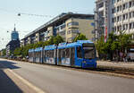 Der MVG-Straßenbahntriebwagen 2207, ein vierteiliger Niederflur-Gelenkwagen des Typs R 3.3 (Adtranz der Bauart GT8N2) am 04.06.2019 als Linie 19 (nach Berg am Laim) auf der Landsberger Straße (München) kurz vor der Haltestelle Holzapfelstraße.

Schon während der Auslieferung der R-2.2.-Wagen stellte die SWM fest, dass die Kapazität auf den Linien 20 und 21 im Berufsverkehr nicht ausreicht und ein engerer Takt auf der schon im 3,5-Minuten-Takt bedienten Strecke nicht mehr möglich ist. Deshalb bestellte die SWM am 13. Februar 1996 insgesamt 17 vierteilige Straßenbahnfahrzeuge der Bauart GT8N2. Nach der Auslieferung der R 2.2 setzte die SWM in den Hauptverkehrszeiten auf den Linien 20 und 21 weiterhin P-Wagen-Züge ein, da diese eine höhere Kapazität aufwiesen. Die neuen vierteilige Straßenbahnwagen, die als Baureihe R 3.3 bezeichnet wurden und im technischen Teil baugleich zu den R-2.2-Wagen waren, sollten die P-Wagen-Züge ersetzen. Als Alternative zu den R 3.3-Wagen wurde eine Erweiterung der R-2.2-Wagen um einen vierten Wagenteil angesprochen, diese war nicht möglich, da die Gelenke für die engen Kurven im Münchner Straßenbahnnetz zu kurz waren.

Der Aufbau der Wagenkasten der R-3.3-Wagen ist im Gegensatz zu der Stahlleichtbauweise des R 2.2 aus Aluminium, um das Fahrzeug leichter zu machen. Die Front- und Heckteile entstanden aus Kunststoff, im Falle eines Unfalls ist der Austausch so einfacher als beim R 2.2 möglich. Mithilfe eines neu entwickelten Doppelgelenks kann man die vierteiligen 36.580 mm langen R-3.3-Wagen auch auf den S-Kurven einsetzen. Dieses erhielt im Gegensatz zu den R-2.2-Wagen eine Kupplung. Das Fahrzeug verfügt über sechs Türen, 67 Sitz- und 151 Stehplätze. Der Sitzabstand konnte durch den um 150 Millimeter verlängerten Radabstand im Fahrgestell um 125 Millimeter verbreitert werden. Außerdem wurden die Fenster vergrößert. Der Führerstand der R-3.3-Wagen unterscheidet sich von dem der R 2.2 nur durch den nicht mehr vorhandenen Zahltisch. Die Fahrerkabine wurde jedoch weiter vom Fahrgastraum abgeschirmt und erhielt eine eigene Klimaanlage. 

TECHNISCHE DATEN;
Fahrzeugart: Vierteiliger Niederflur-Gelenktriebwagen für den Einrichtungsbetrieb mit Doppelgelenk zwischen 2. und 3. Wagenteil 
Hersteller:  Adtranz
Anzahl : 20 (Typ R 3.3)
Baujahre:1999–2001
Spurweite: 1.435 mm (Normalspur)
Achsfolge: (1A)+(A1)+(1A)+(A1) (16 Einzelräder)
Länge über Kupplung:  36.580 mm
Breite: 2.300 mm
Höhe: 3.390 m
Radsatzabstand  1,80 m
Raddurchmesser:  662 mm (neu) 
Eigengewicht: 40,8 t
Motorenart: Drehstrom-Asynchronmotoren
Leistung:  4x120 kW = 480 kW
Höchstgeschwindigkeit:  60 km/h
Min. Kurvenradius:14,5 m
Anzahl der Türen: 6 zweiflüglige elektr. Schwenkschiebetüren
Niederfluranteil: 100 %
Fußbodenhöhe: 360 mm
Sitzplätze:  67
Stehplätze: 151
Stromsystem : 750 Volt DC (=)
