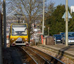 
Der SSB-Zahnradtriebwagen 1003  Helene  mit vorgestellter Fahrradlore erreicht am 27.12.2016 bald die Station Nägelestraße. 