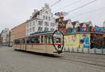 Gelenktriebwagen des Typs G4 aus dem Baujahr 1961 am Vormittag des 04.12.2022 in der Haltestelle Rostock Neuer Markt.