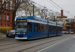 6N-1 Wagen 669 am 10.04.2026 vor der Haltestelle Rostock-Volkstheater.