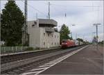 Opfer der NEAT. In Müllheim wird es bald so etwas geben wie Gleis 0 und -1. Dafür muss natürlich der Bahnhof komplett neu arrangiert werden. Und statt Stellwerk gibt es dann bald zwei Gleise. Hier gibt es kurzen Besuch von 152 109-5 .Mai 2020.