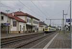 Erzingen (Baden), Ende der elektrizierten Strecke von Schaffhausen her und Ende der Doppelspur in Richutung Waldshut.

Auf Gleis 1 erreichen zwei 612 nach Basel Bad. Bf den Bahnhof von Erzingen.

6. Sept. 2022