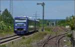 Wagen 67 der Bodensee-Oberschwaben-Bahn (BOB) im Bahnhof Niederbiegen auf dem Weg nach Aulendorf.