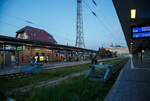Bahnhof Warnemünde am 15 Mai 2022 am Abend, hier die Bahnsteige für die S-Bahn.