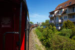 Unterwegs mit dem „Molli“, die 99 2322-8 der Mecklenburgischen Bäderbahn Molli zieht den „Molli“ (MBB Dampfzug) am 15 Mai 2022 von Kühlungsborn West via Heiligendamm