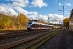 Der ET 23 2106  Plettenberg , ex ET 23006, ein 3-teiliger Stadler Flirt der Abellio Rail NRW fährt am 01.11.2021, als RB 91  Ruhr-Sieg-Bahn  (Siegen - Hagen) durch Kreuztal und erreicht gleich