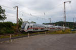 Steuerwagen voraus fährt am 01 August 2024 die IC2-Garnitur 4890 der DB Fernverkehr AG, als IC 2320 / RE 34 (Frankfurt/Main Hbf – Dillenburg - Siegen - Dortmund Hbf) durch Rudersdorf (Kreis Siegen) in Richtung Siegen. Ab Dillenburg bis Dortmund Hbf wird der Zug auch als RE 34 (hier Umlauf 52320) geführt und hat in diesem Abschnitt die Freigabe für alle Nahverkehr Tickets.

Schublok war die TRAXX P160 AC3 - 147 552-4 (91 80 6147 552-4 D-DB – IC 4890). Nochmals einen lieben Gruß an den netten Lokführer zurück.

Seit Dezember 2021 ist die Bundesautobahn A 45 nördlich von Lüdenscheid in beiden Fahrtrichtungen aufgrund von massiven Brückenschäden dauerhaft gesperrt. Durch den gesperrten Autobahn-Abschnitt kommt es zu erheblichen verkehrlichen Einschränkungen, insbesondere auf der Achse Dortmund – Hagen – Siegen. Um den Verkehr etwas zu entzerren und einen Beitrag zur Entlastung der Straßen zu leisten, werden seit September 2022 auch Nahverkehrsfahrkarten in Zügen der Intercity-Linie 34 (Frankfurt M. – Siegen – Dortmund – Münster), zwischen Dillenburg und Dortmund anerkannt.