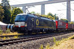 Die SIEMENS Vectron MS X4E – 664 / 193 664-0 (91 80 6193 664-0 D-DISPO) der BRCE - Beacon Rail Capital Europe (München) fährt am 21 September 2024 mit einem KLV-Zug durch Eiserfeld in