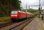 Die 146 004-7 (91 80 6146 004-7 D-DB) der DB Regio NRW fährt am 11 September 2024, mit dem RE 9 (rsx - Rhein-Sieg-Express) Aachen - Köln - Siegen, durch den Bahnhof Scheuerfeld (Sieg) in Richtung Betzdorf.

Die TRAXX P160 AC1 wurde 2001 von Adtranz in Kassel unter der Fabriknummer 33811 gebaut.  
