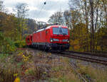 Die Siemens Vectron MS 193 398-5 (91 80 6193 398-5 D-DB) der DB Cargo AG fährt am 31 Oktober 2024 mit einem leeren Autotransportzug (Wagen der Gattung Laaers 560.1) der DB Cargo Logistics GmbH (ex DB Schenker ATG), durch Kirchen (Sieg) in Siegen.

Die Multisystemlokomotive Siemens Vectron MS wurden 2019 von Siemens unter der Fabriknummer 22628 und gebaut und an die DB Cargo geliefert. Diese Vectron Lokomotive ist als MS – Lokomotive (Mehrsystemlok) mit 6.400 kW Leistung und 160 km/h Höchstgeschwindigkeit konzipiert. Sie wurde in der Vectron Variante MS A35 und hat so die Zulassung für Deutschland, Österreich, Italien, Ungarn, Tschechien, Polen, Slowakei, Kroatien, Slowenien, Rumänien und Bulgarien (D / A / I / H / CZ / PL / SK / HR / SLO / RO / BG). 

Die SIEMENS Vectron MS der Version A 35 besitzt die Zugsicherungssysteme ETCS BaseLine 3, sowie für Deutschland (PZB90 / LZB80 (CIR-ELKE I)), für Österreich (ETCS Level 1 mit Euroloop, ETCS Level 2, PZB90 / LZB80), für Italien (SCMT), für Ungarn (ETCS Level 1, EVM (Mirel)), für Tschechien und die Slowakei (LS (Mirel)), für Polen (SHP), sowie für Kroatien, Slowenien, Rumänien und Bulgarien (PZB90).
