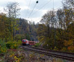 Die Siemens Vectron MS 193 398-5 (91 80 6193 398-5 D-DB) der DB Cargo AG fährt am 31 Oktober 2024 mit einem leeren Autotransportzug (Wagen der Gattung Laaers 560.1) der DB Cargo Logistics GmbH