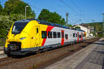 Das ist der neue Klimaschutz am Westerwald....
Einer der drei neuen zweiteiligen Hybridtriebzüge (E/Akku) der BR 563 vom Typ SIEMENS Mireo Plus B der HLB (Hessische Landesbahn GmbH). Der HLB 563 802 / 563 902 (94 80 0563 802-8 D-HEB / 94 80 0563 902-6 D-HEB) fährt am 02 Mai 2025 auf Leerfahrt durch den Bahnhof Kirchen/Sieg in Richtung Betzdorf, hier hat er kurz Hp 0. Der Triebzug fährt hier sogar im Batteriemodus, denn es kein Stromabnehmer angehoben.  

Der zweiteilige SIEMENS Mireo Plus B wurden 2024/25 von SIEMENS in Krefeld gebaut und im April 2025 an die HLB ausgeliefert.

Auszug aus der Pressemitteilung der HLB:
Alternative Antriebe im Norden von Rheinland-Pfalz: Durchbruch beim Pilotprojekt mit Batteriezügen im Westerwald / Zuschlag an Siemens Mobility für Mireo Plus B Fahrzeuge

Als Aufgabenträger für den Nahverkehr auf der Schiene im Norden von Rheinland-Pfalz setzt sich der SPNV-Nord gemeinsam mit seinen Projektpartnern von Bund, Land und Eisenbahnverkehrsunternehmen (EVU) für den Einsatz von alternativen Antrieben als Abkehr vom Dieselbetrieb ein.

Dabei konnte bereits im letzten Jahr für die Beschaffung der Fahrzeuge eine Unterstützung aus dem Förderprogramm des Bundesministeriums für Digitales und Verkehr (BMDV) für alternative Antriebe gewonnen werden.

Als Besonderheit sollen im SPNV-Nord erstmalig die beiden Antriebstechnologien für die Dekarbonisierung des Schienenverkehrs, Wasserstoff und Batterieelektrik, nebeneinander im mehrjährigen Fahrgastbetrieb zum Einsatz kommen mit einer vollständigen Rückfallebene mit Dieselfahrzeugen.

Das betrifft auch den Pilotbetrieb mit drei batterie-elektrischen Fahrzeugen im Westerwald, der zum Fahrplanwechsel im Dezember 2025 geplant ist. Dieser sieht einen Fahrzeugeinsatz auf der RB 90 Limburg – Au – Siegen (Oberwesterwaldbahn und Siegstrecke) und auf der RB 29 Limburg – Siershahn (Unterwesterwaldbahn) durch die Hessische Landesbahn (HLB) vor. Bei diesem Pilotprojekt wurde jüngst ein wichtiger Durchbruch erzielt:

Als Ergebnis der von der HLB dafür durchgeführten Fahrzeugausschreibung hat Siemens Mobility jetzt den Zuschlag für drei zweiteilige Mireo Plus B Batteriezüge erhalten. Das Fahrzeug mit seiner hohen Antriebsleistung ist für den anspruchsvollen Einsatz im Westerwald bestens geeignet. Der geplante Einsatz der drei Batteriezüge auf den Linien RB 90 und RB 29 umfasst eine Jahresfahrleistung von fast 400.000 Zug-km und ersetzt drei Dieselfahrzeuge. Da die HLB emissionsfreien Bahnstrom bezieht, werden jährlich fast 1.150 Tonnen CO2 eingespart. Der Betrieb der Batteriefahrzeuge erfordert keine neue Infrastruktur, denn die Wendezeiten in Limburg von über 20 Minuten auf der RB 29 werden für die Aufladung der Fahrzeuge ausreichend sein. Bei den auf der RB 90 verkehrenden Batteriefahrzeugen erfolgt dies im elektrifizierten Abschnitt zwischen Au und Siegen. Die Oberwesterwaldbahn (Limburg – Au) ist mit der Länge von rund 75 km und der zu überwindende Höhe von ca. 350 m derzeit in Deutschland die anspruchsvollste Strecke für den vorgesehenen Einsatz von Batteriezügen.

Die Ausschreibung der Batteriefahrzeuge war so ausgestaltet, dass die Hersteller die Möglichkeit hatten, die Fahrzeuge in laufende Bestellungen zu integrieren, so dass eine schnelle Lieferzeit in Aussicht gestellt wurde.

Siemens Mobility baut für den Einsatz im Westerwald drei zweiteilige Mireo Plus B Batteriezüge, die durch jeweils drei Türen pro Seite einen schnellen Ein- und Ausstieg ermöglichen. Die Züge verfügen für den Betrieb unter Oberleitung und zum Aufladen der Batterien über einen Stromabnehmer und verkehren auf den nicht-elektrifizierten Strecken im Batteriebetrieb. Die geräumigen Fahrzeuge bieten den Fahrgästen 126 Sitzplätze und 156 Stehplätze und sind mit einer speziellen Einstiegshilfe ausgestattet, die mobilitätseingeschränkten Menschen das Bahnfahren erleichtert.

Die neuen Batteriezüge werden auf der Oberwesterwaldbahn Limburg – Altenkirchen - Au - Siegen, und auf der Unterwesterwaldbahn zwischen Limburg – Montabaur – Siershahn unterwegs sein. Die Strecke der OWB beträgt ca. 115 km, davon sind ca. 75 km ohne Fahrdraht. Es ist vorgesehen die Züge in Limburg und auf dem Teilabschnitt Au – Siegen nachzuladen. Auf der UWB beträgt die nicht elektrifizierte Strecke ca. 35 km. Damit ist ein Zugbetrieb hin und zurück ohne Nachladen möglich. Insgesamt werden die Züge über 50 Bahnhöfe anfahren.

Technik und Fahrzeugaufbau:
Die Triebzüge werden nur mit elektrischem Antrieb angeboten. Die Fahrzeugplattform ist mit Jakobs-Drehgestellen und Einzeldrehgestellen, ähnlich wie bei den ICE 4 mit innengelagerten Radsätzen lieferbar. Die Wagenkästen werden in Aluminium-Integralbauweise hergestellt. Bei diesem zweiteiligen Triebzug ruht je ein Wagenkasten auf einen Triebdrehgestell SF 7500 als Enddrehgestell, sowie auf der Hälfte des mittigen Jakobs-Laufdrehgestell SF 7500. 

Die Triebzüge werden im Siemens-Werk Krefeld gefertigt. Im März 2020 erhielt Siemens Mobility den ersten Auftrag für eine zweiteilige Variante des Mireo Plus B die ihren Fahrstrom sowohl aus einer Batterie als auch aus der Fahrleitung erhält. Die Batterie kann im Stand und während der Fahrt aus der Fahrleitung geladen werden. Die Reichweite eines Mireo Plus B im Batteriebetrieb wird mit 80 bis 120 Kilometern angegeben.

Zum Einsatz kommen Lithiumtitanat-Akkumulatoren (LTO) von Toshiba, die unter den Wagenböden verbaut sind. Diese haben eine hohe Zyklenfestigkeit auch bei hohen Ladeströmen, wie sie beim Bremsen und Anfahren auftreten – bei einer Laderate von 10C garantiert der Hersteller seit 2019 mindestens 15.000 Ladezyklen und seit 2022 mindestens 40.000 Ladezyklen.

Unterwesterwaldbahn/Oberwesterwaldbahn:
Am 7. Februar 2023 gab Siemens Mobility bekannt, dass die Hessische Landesbahn (HLB) für den Einsatz auf den Regionalbahn Linien RB 29 (Limburg (Lahn)–Montabaur–Siershahn) und RB 90 (Limburg/Lahn–Au/Sieg– Siegen) auf der Unterwesterwaldbahn bzw. Oberwesterwaldbahn drei Mireo Plus B bestellt habe. Der Einsatz ist ab Sommer 2025 geplant und soll im Rahmen eines Pilotbetriebes die Eignung von Triebzügen mit alternativen Antrieben auf den topografisch anspruchsvollen Strecken demonstrieren. Der Betrieb soll nach Angaben der HLB jährlich fast 1.150 Tonnen Kohlenstoffdioxid einsparen.

TECHNISCHE DATEN:
Spurweite: 1.435 mm (Normalspur)
Achsfolge: Bo’-2’-Bo’
Fahrzeuglänge über Kupplung: 46.560 mm
Drehzapfenanstand: 2 x 17.930 mm
Achsabstand im Triebdrehgestell (Enddrehgestell): 2.300 mm
Achsabstand im Jakobs-Laufdrehgestell: 2.600 mm
Drehgestellplattform: SF 7500 mit innengelagerten Radsätzen
Raddurchmesser: 880 mm (neu) / 810 mm (abgenutzt)
Anzahl der Türen je Seite: 3
Eigengewicht: 91 t
Installierte Leistung: 1.700 kW
Leistungsübertragung: elektrisch
Motoren: 2 Drehstrom-Asynchronmotoren
Höchstgeschwindigkeit: 140 km/h 
Kupplung: Mittelpufferkupplung Schaku Typ 10
Sitzplätze: 126
Bremse: FT C-el-pn-R-A-E-Mg (D)
kleinster befahrbarer Gleisbogen: R 150 m (Normal) / R 100 m (Werkstatt)
Zulassungen: Deutschland (D)

Ein kleiner Nachteil gegenüber den LINT-Dieseltriebzügen ist mir aufgefallen, die Gesamt-Fensterfläche ist geringer. Ich bin aber sehr gespannt auf den Betriebseinsatz und wie es läuft.
