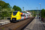 Das ist der neue Klimaschutz am Westerwald....
Einer der drei neuen zweiteiligen Hybridtriebzüge (E/Akku) der BR 563 vom Typ SIEMENS Mireo Plus B der HLB (Hessische Landesbahn GmbH). Der HLB 563 802 / 563 902 (94 80 0563 802-8 D-HEB / 94 80 0563 902-6 D-HEB) fährt am 02 Mai 2025 auf Leerfahrt durch den Bahnhof Kirchen/Sieg in Richtung Betzdorf, hier hat er kurz Hp 0. Der Triebzug fährt hier sogar im Batteriemodus, denn es kein Stromabnehmer angehoben.  

Der zweiteilige SIEMENS Mireo Plus B wurden 2024/25 von SIEMENS in Krefeld gebaut und im April 2025 an die HLB ausgeliefert.

Auszug aus der Pressemitteilung der HLB:
Alternative Antriebe im Norden von Rheinland-Pfalz: Durchbruch beim Pilotprojekt mit Batteriezügen im Westerwald / Zuschlag an Siemens Mobility für Mireo Plus B Fahrzeuge

Als Aufgabenträger für den Nahverkehr auf der Schiene im Norden von Rheinland-Pfalz setzt sich der SPNV-Nord gemeinsam mit seinen Projektpartnern von Bund, Land und Eisenbahnverkehrsunternehmen (EVU) für den Einsatz von alternativen Antrieben als Abkehr vom Dieselbetrieb ein.

Dabei konnte bereits im letzten Jahr für die Beschaffung der Fahrzeuge eine Unterstützung aus dem Förderprogramm des Bundesministeriums für Digitales und Verkehr (BMDV) für alternative Antriebe gewonnen werden.

Als Besonderheit sollen im SPNV-Nord erstmalig die beiden Antriebstechnologien für die Dekarbonisierung des Schienenverkehrs, Wasserstoff und Batterieelektrik, nebeneinander im mehrjährigen Fahrgastbetrieb zum Einsatz kommen mit einer vollständigen Rückfallebene mit Dieselfahrzeugen.

Das betrifft auch den Pilotbetrieb mit drei batterie-elektrischen Fahrzeugen im Westerwald, der zum Fahrplanwechsel im Dezember 2025 geplant ist. Dieser sieht einen Fahrzeugeinsatz auf der RB 90 Limburg – Au – Siegen (Oberwesterwaldbahn und Siegstrecke) und auf der RB 29 Limburg – Siershahn (Unterwesterwaldbahn) durch die Hessische Landesbahn (HLB) vor. Bei diesem Pilotprojekt wurde jüngst ein wichtiger Durchbruch erzielt:

Als Ergebnis der von der HLB dafür durchgeführten Fahrzeugausschreibung hat Siemens Mobility jetzt den Zuschlag für drei zweiteilige Mireo Plus B Batteriezüge erhalten. Das Fahrzeug mit seiner hohen Antriebsleistung ist für den anspruchsvollen Einsatz im Westerwald bestens geeignet. Der geplante Einsatz der drei Batteriezüge auf den Linien RB 90 und RB 29 umfasst eine Jahresfahrleistung von fast 400.000 Zug-km und ersetzt drei Dieselfahrzeuge. Da die HLB emissionsfreien Bahnstrom bezieht, werden jährlich fast 1.150 Tonnen CO2 eingespart. Der Betrieb der Batteriefahrzeuge erfordert keine neue Infrastruktur, denn die Wendezeiten in Limburg von über 20 Minuten auf der RB 29 werden für die Aufladung der Fahrzeuge ausreichend sein. Bei den auf der RB 90 verkehrenden Batteriefahrzeugen erfolgt dies im elektrifizierten Abschnitt zwischen Au und Siegen. Die Oberwesterwaldbahn (Limburg – Au) ist mit der Länge von rund 75 km und der zu überwindende Höhe von ca. 350 m derzeit in Deutschland die anspruchsvollste Strecke für den vorgesehenen Einsatz von Batteriezügen.

Die Ausschreibung der Batteriefahrzeuge war so ausgestaltet, dass die Hersteller die Möglichkeit hatten, die Fahrzeuge in laufende Bestellungen zu integrieren, so dass eine schnelle Lieferzeit in Aussicht gestellt wurde.

Siemens Mobility baut für den Einsatz im Westerwald drei zweiteilige Mireo Plus B Batteriezüge, die durch jeweils drei Türen pro Seite einen schnellen Ein- und Ausstieg ermöglichen. Die Züge verfügen für den Betrieb unter Oberleitung und zum Aufladen der Batterien über einen Stromabnehmer und verkehren auf den nicht-elektrifizierten Strecken im Batteriebetrieb. Die geräumigen Fahrzeuge bieten den Fahrgästen 126 Sitzplätze und 156 Stehplätze und sind mit einer speziellen Einstiegshilfe ausgestattet, die mobilitätseingeschränkten Menschen das Bahnfahren erleichtert.

Die neuen Batteriezüge werden auf der Oberwesterwaldbahn Limburg – Altenkirchen - Au - Siegen, und auf der Unterwesterwaldbahn zwischen Limburg – Montabaur – Siershahn unterwegs sein. Die Strecke der OWB beträgt ca. 115 km, davon sind ca. 75 km ohne Fahrdraht. Es ist vorgesehen die Züge in Limburg und auf dem Teilabschnitt Au – Siegen nachzuladen. Auf der UWB beträgt die nicht elektrifizierte Strecke ca. 35 km. Damit ist ein Zugbetrieb hin und zurück ohne Nachladen möglich. Insgesamt werden die Züge über 50 Bahnhöfe anfahren.

Technik und Fahrzeugaufbau:
Die Triebzüge werden nur mit elektrischem Antrieb angeboten. Die Fahrzeugplattform ist mit Jakobs-Drehgestellen und Einzeldrehgestellen, ähnlich wie bei den ICE 4 mit innengelagerten Radsätzen lieferbar. Die Wagenkästen werden in Aluminium-Integralbauweise hergestellt. Bei diesem zweiteiligen Triebzug ruht je ein Wagenkasten auf einen Triebdrehgestell SF 7500 als Enddrehgestell, sowie auf der Hälfte des mittigen Jakobs-Laufdrehgestell SF 7500. 

Die Triebzüge werden im Siemens-Werk Krefeld gefertigt. Im März 2020 erhielt Siemens Mobility den ersten Auftrag für eine zweiteilige Variante des Mireo Plus B die ihren Fahrstrom sowohl aus einer Batterie als auch aus der Fahrleitung erhält. Die Batterie kann im Stand und während der Fahrt aus der Fahrleitung geladen werden. Die Reichweite eines Mireo Plus B im Batteriebetrieb wird mit 80 bis 120 Kilometern angegeben.

Zum Einsatz kommen Lithiumtitanat-Akkumulatoren (LTO) von Toshiba, die unter den Wagenböden verbaut sind. Diese haben eine hohe Zyklenfestigkeit auch bei hohen Ladeströmen, wie sie beim Bremsen und Anfahren auftreten – bei einer Laderate von 10C garantiert der Hersteller seit 2019 mindestens 15.000 Ladezyklen und seit 2022 mindestens 40.000 Ladezyklen.

Unterwesterwaldbahn/Oberwesterwaldbahn:
Am 7. Februar 2023 gab Siemens Mobility bekannt, dass die Hessische Landesbahn (HLB) für den Einsatz auf den Regionalbahn Linien RB 29 (Limburg (Lahn)–Montabaur–Siershahn) und RB 90 (Limburg/Lahn–Au/Sieg– Siegen) auf der Unterwesterwaldbahn bzw. Oberwesterwaldbahn drei Mireo Plus B bestellt habe. Der Einsatz ist ab Sommer 2025 geplant und soll im Rahmen eines Pilotbetriebes die Eignung von Triebzügen mit alternativen Antrieben auf den topografisch anspruchsvollen Strecken demonstrieren. Der Betrieb soll nach Angaben der HLB jährlich fast 1.150 Tonnen Kohlenstoffdioxid einsparen.

TECHNISCHE DATEN:
Spurweite: 1.435 mm (Normalspur)
Achsfolge: Bo’-2’-Bo’
Fahrzeuglänge über Kupplung: 46.560 mm
Drehzapfenanstand: 2 x 17.930 mm
Achsabstand im Triebdrehgestell (Enddrehgestell): 2.300 mm
Achsabstand im Jakobs-Laufdrehgestell: 2.600 mm
Drehgestellplattform: SF 7500 mit innengelagerten Radsätzen
Raddurchmesser: 880 mm (neu) / 810 mm (abgenutzt)
Anzahl der Türen je Seite: 3
Eigengewicht: 91 t
Installierte Leistung: 1.700 kW
Leistungsübertragung: elektrisch
Motoren: 2 Drehstrom-Asynchronmotoren
Höchstgeschwindigkeit: 140 km/h 
Kupplung: Mittelpufferkupplung Schaku Typ 10
Sitzplätze: 126
Bremse: FT C-el-pn-R-A-E-Mg (D)
kleinster befahrbarer Gleisbogen: R 150 m (Normal) / R 100 m (Werkstatt)
Zulassungen: Deutschland (D)

Ein kleiner Nachteil gegenüber den LINT-Dieseltriebzügen ist mir aufgefallen, die Gesamt-Fensterfläche ist geringer. Ich bin aber sehr gespannt auf den Betriebseinsatz und wie es läuft.
