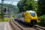 Normalerweise heißt es Dieselnetz Eifel-Westerwald-Sieg (Los 2), zudem auch die Linie RB 90  Westerwald-Sieg-Bahn  von Siegen über Betzdorf/Sieg, Au/Sieg, Altenkirchen/Westerwald und Westerburg nach Limburg/Lahn gehört. Bisher wurde die Verbindung nur mit Dieseltriebzügen der HLB vom Typ LINT 27 oder 41 gefahren. Aber die ca. 40 km lange Strecke zwischen Siegen und Au/Sieg ist elektrifiziert. Den weiteren ca. 78 km sind aber ohne Oberleitung. 

Nun wird aber auch hier elektrisch gefahren und zwar mit Hybridtriebzügen (E/Akku) vom Typ SIEMENS Mireo Plus B. Ein großer Fortschritt für den Klimaschutz am Westerwald.

Hier verlässt der HLB 563 801 / 563 901 (94 80 0563 801-0 D-HEB / 94 80 0563 901-8 D-HEB), ein zweiteiliger Hybridtriebzug (E/Akku) der BR 563 vom Typ SIEMENS Mireo Plus B der HLB (Hessische Landesbahn GmbH), am Freitag den 13 Juni 2025 den Bahnhof Kirchen/Sieg und fährt weiter in Richtung Betzdorf.