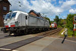 Meine erste SIEMENS Vectron mit 7 vor der 193, sowie eine ersten eigenen SIEMENS Vectron der TX Logistik AG, bisher hatte diese nur Loks angemietet. Die recht neue weiße TXL 7193 309 „Connected to Nature“ (91 80 7193 309-0 D-TXL) der TXL - TX Logistik AG (Troisdorf) fährt am 17 Juli 2025, mit einem KLV-Zug, durch Kirchen (Sieg), hier beim Bü km 121,192 in Richtung Betzdorf bzw. Köln.

Nochmals einen lieben Gruß an den netten Lokführer zurück.

Die SIEMENS Vectron MS (X4E) wurde 2024 von Siemens Mobility in München-Allach unter der Fabriknummer 23562 gebaut und am 03.01.2025 an die TXL ausgeliefert. Die mit 6.400 kW konzipierte Mehrsystemlok ist in der Variante A22-11i ausgeführt und hat so die und hat so die Zulassungen und entspr. Länderpakete für Deutschland, Österreich, Schweiz, Italien und die Niederlande (D / A / CH / I / NL).

Über TX Logistik AG
TX Logistik wurde 1999 als privates Eisenbahnverkehrsunternehmen gegründet und bietet mit Verbindungen in elf Ländern ein leistungsfähiges europäisches Netzwerk. Das Unternehmen verfügt über Tochtergesellschaften in der Schweiz, Österreich, Dänemark und Schweden sowie eine lokale Präsenz in Italien. In den Geschäftsbereichen Intermodal und Rail Freight entwickelt TX Logistik umfassende Schienenlösungen für kontinentale und maritime Verkehre sowie maßgeschneiderte Konzepte für konventionelle Fracht. Mit 650 Mitarbeitern und 8,6 Milliarden gefahrenen Tonnenkilometern erwirtschaftete das Unternehmen 2021 einen Jahresumsatz von 253 Millionen Euro. Seit Januar 2017 gehört TX Logistik zu 100 Prozent der Mercitalia Logistics S.p.A., einer Tochtergesellschaft der FS - Ferrovie dello Stato Italiane. Mittlerweile gehört das Unternehmen mit zu den Größten für den Schienengüterverkehr in Europa.

Das Unternehmen bietet den ganzen Umfang an Schienengüterverkehr, inklusive Containertransport und kombiniertem Verkehr an. Wichtigste Transportstrecken sind von den Häfen Hamburg, Bremerhaven, Rotterdam und Antwerpen nach Süddeutschland, Schweiz, Österreich und Italien.

TX Logistik setzt nun auf eigene Vectron Loks:
Anfang Oktober 2024 hat die TX Logistik AG ersten drei von 40 modernen Vectron-Lokomotiven des Herstellers Siemens Mobility aufs Gleis gesetzt, die das zur Mercitalia Logistics (FS Italiane Group) gehörende Schienenlogistikunternehmen im Mai 2023 bestellt hatte. Die Erweiterung der Fahrzeugflotte ist für TX Logistik eine wichtige Voraussetzung, um im intermodalen und grenzüberschreitenden Schienengüterverkehr weiter zu wachsen. Die neuen Lokomotiven werden vor allem auf dem Brenner- und dem Schweiz-Korridor eingesetzt, den strategisch wichtigen Nord-Süd-Achsen in Europa.

Beide Korridore sind stark frequentiert und stellen hohe Anforderungen an die eingesetzten Lokomotiven – von der Zugkraft über die Stabilität bis hin zur grenzüberschreitenden Systemkompatibilität. TX Logistik hat dazu die Maschinen mit verschiedenen Länderpaketen bestellt. 20 Vectron erhalten das Länderpaket für den Betrieb in Deutschland, Österreich, Schweiz, Italien und den Niederlanden (D-A-CH-I-NL) und sollen bis Anfang 2025 übergeben werden. Die Auslieferung der 20 Lokomotiven mit der Ausstattung für den deutsch-österreichisch-italienischen Korridor (D-A-I) soll bis zum Jahresende 2025 erfolgen.

Die Entscheidung für den Kauf der Vectron-Lokomotiven unterstreicht zugleich das Bestreben von TX Logistik, Schienengüterverkehre als umweltfreundliche und effiziente Alternative zum Straßentransport weiter voranzutreiben. Um dies zu unterstreichen und gleichzeitig für den Einstieg in den intermodalen Transport zu werben, hat die erste der drei Vectrons, die im Zughotel in Braunschweig übergeben wurden, eine spezielle Lok-Beklebung mit dem Schriftzug „Start now (Nature). Driven by Green Passion“ erhalten.

Die neuen Loks bieten mit ihrer Flexibilität und Leistungsfähigkeit ideale technische Voraussetzungen, um den steigenden Anforderungen des europäischen Güterverkehrs gerecht zu werden. Mit der modernen Vectron-Flotte, so TX Logistik, sei man mittelfristig nun in der Lage, die Kapazitäten auf dem Brenner- und dem Schweiz-Korridor deutlich zu erhöhen sowie die Effizienz und Zuverlässigkeit im Schienengüterverkehr weiter zu verbessern.
