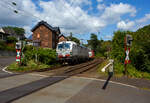 Meine erste SIEMENS Vectron mit 7 vor der 193, sowie eine ersten eigenen SIEMENS Vectron der TX Logistik AG, bisher hatte diese nur Loks angemietet. Die recht neue weiße TXL 7193 309 „Connected to Nature“ (91 80 7193 309-0 D-TXL) der TXL - TX Logistik AG (Troisdorf) fährt am 17 Juli 2025, mit einem KLV-Zug, durch Kirchen (Sieg), hier beim Bü km 121,192 in Richtung Betzdorf bzw. Köln.

Nochmals einen lieben Gruß an den netten Lokführer zurück.

Die SIEMENS Vectron MS (X4E) wurde 2024 von Siemens Mobility in München-Allach unter der Fabriknummer 23562 gebaut und am 03.01.2025 an die TXL ausgeliefert. Die mit 6.400 kW konzipierte Mehrsystemlok ist in der Variante A22-11i ausgeführt und hat so die und hat so die Zulassungen und entspr. Länderpakete für Deutschland, Österreich, Schweiz, Italien und die Niederlande (D / A / CH / I / NL).

Über TX Logistik AG
TX Logistik wurde 1999 als privates Eisenbahnverkehrsunternehmen gegründet und bietet mit Verbindungen in elf Ländern ein leistungsfähiges europäisches Netzwerk. Das Unternehmen verfügt über Tochtergesellschaften in der Schweiz, Österreich, Dänemark und Schweden sowie eine lokale Präsenz in Italien. In den Geschäftsbereichen Intermodal und Rail Freight entwickelt TX Logistik umfassende Schienenlösungen für kontinentale und maritime Verkehre sowie maßgeschneiderte Konzepte für konventionelle Fracht. Mit 650 Mitarbeitern und 8,6 Milliarden gefahrenen Tonnenkilometern erwirtschaftete das Unternehmen 2021 einen Jahresumsatz von 253 Millionen Euro. Seit Januar 2017 gehört TX Logistik zu 100 Prozent der Mercitalia Logistics S.p.A., einer Tochtergesellschaft der FS - Ferrovie dello Stato Italiane. Mittlerweile gehört das Unternehmen mit zu den Größten für den Schienengüterverkehr in Europa.

Das Unternehmen bietet den ganzen Umfang an Schienengüterverkehr, inklusive Containertransport und kombiniertem Verkehr an. Wichtigste Transportstrecken sind von den Häfen Hamburg, Bremerhaven, Rotterdam und Antwerpen nach Süddeutschland, Schweiz, Österreich und Italien.

TX Logistik setzt nun auf eigene Vectron Loks:
Anfang Oktober 2024 hat die TX Logistik AG ersten drei von 40 modernen Vectron-Lokomotiven des Herstellers Siemens Mobility aufs Gleis gesetzt, die das zur Mercitalia Logistics (FS Italiane Group) gehörende Schienenlogistikunternehmen im Mai 2023 bestellt hatte. Die Erweiterung der Fahrzeugflotte ist für TX Logistik eine wichtige Voraussetzung, um im intermodalen und grenzüberschreitenden Schienengüterverkehr weiter zu wachsen. Die neuen Lokomotiven werden vor allem auf dem Brenner- und dem Schweiz-Korridor eingesetzt, den strategisch wichtigen Nord-Süd-Achsen in Europa.

Beide Korridore sind stark frequentiert und stellen hohe Anforderungen an die eingesetzten Lokomotiven – von der Zugkraft über die Stabilität bis hin zur grenzüberschreitenden Systemkompatibilität. TX Logistik hat dazu die Maschinen mit verschiedenen Länderpaketen bestellt. 20 Vectron erhalten das Länderpaket für den Betrieb in Deutschland, Österreich, Schweiz, Italien und den Niederlanden (D-A-CH-I-NL) und sollen bis Anfang 2025 übergeben werden. Die Auslieferung der 20 Lokomotiven mit der Ausstattung für den deutsch-österreichisch-italienischen Korridor (D-A-I) soll bis zum Jahresende 2025 erfolgen.

Die Entscheidung für den Kauf der Vectron-Lokomotiven unterstreicht zugleich das Bestreben von TX Logistik, Schienengüterverkehre als umweltfreundliche und effiziente Alternative zum Straßentransport weiter voranzutreiben. Um dies zu unterstreichen und gleichzeitig für den Einstieg in den intermodalen Transport zu werben, hat die erste der drei Vectrons, die im Zughotel in Braunschweig übergeben wurden, eine spezielle Lok-Beklebung mit dem Schriftzug „Start now (Nature). Driven by Green Passion“ erhalten.

Die neuen Loks bieten mit ihrer Flexibilität und Leistungsfähigkeit ideale technische Voraussetzungen, um den steigenden Anforderungen des europäischen Güterverkehrs gerecht zu werden. Mit der modernen Vectron-Flotte, so TX Logistik, sei man mittelfristig nun in der Lage, die Kapazitäten auf dem Brenner- und dem Schweiz-Korridor deutlich zu erhöhen sowie die Effizienz und Zuverlässigkeit im Schienengüterverkehr weiter zu verbessern.
