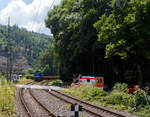 Die SPITZKE G 1206-SR-01 / 275 846-4 (92 80 1275 846-4 D-SLG) der SPITZKE SE (Großbeeren), ex XR 01 der SPITZKE RIEBEL GLEISLOGISTIK, ex V 200 001 der Xaver Riebel Gleisbau, fährt am 17 Juli 2025, mit einem Flachwagen-Güterzug (vierachsige Flachwagen mit Stahlfußboden, Seiten- und Stirnwänden der Gattung Res), durch Kirchen (Sieg) in Richtung Siegen.