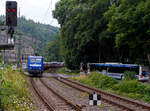 Die RBH 206 / 145-CL-206 / 145 102-0 (91 80 6145 102-0 D-RBH) der RBH Logistics GmbH, Gladbeck, ex RBH - RAG Bahn and Hafen GmbH, fährt am 28 Juli 2025 mit einem offenen Warmband-Coilzug durch den Bahnhof Kirchen/Sieg in Richtung Siegen.

Die TRAXX F140 AC wurde 2001 von ADtranz (ABB Daimler-Benz Transportation GmbH) / Bombardier Transportation in Kassel unter Fabriknummern 33850 gebaut.