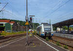 Ein ET 423 der S-Bahn Stuttgart im neuen Redesign auf Abwegen….
Der vierteilige Elektrotriebzug 94 80 0423 511-5 D-DB / 433 511-3 / 433 011-4 / 423 011-6 ein „Kurzzug“ der Baureihe 423 (1. Bauserie) der S-Bahn Stuttgart fährt am 18. Juni 2025, auf Werkstattfahrt, durch den Bahnhof Betzdorf/Sieg in Richtung Siegen. Vermutlich ging es wieder zurück nach Stuttgart.

Die Triebzüge der Baureihe 423/433 sind S-Bahn-Triebzüge, die seit 1998 den Vorgänger DB-Baureihe 420 ablösen. Die Fahrzeuge wurden ursprünglich für die S-Bahn München konzipiert, kommen aber auch bei der S-Bahn Köln, der S-Bahn Stuttgart und der S-Bahn Rhein-Main zum Einsatz. Mit Baureihe 423 werden die beiden angetriebenen Endwagen bezeichnet, während die ebenfalls angetriebenen Mittelwagen in die Baureihe 433 eingeordnet werden. Gebaut wurden die Triebzüge von einem Konsortium bestehend aus Adtranz, Alstom LHB, ABB und Bombardier. Dieser Triebzug wurde 1999 von Alstom LHB in Salzgitter-Watenstedt unter den Fabriknummern 423.0-017, 433.0-017, 433.5-017 und 423.5-017 gebaut.

Die Baureihe wurde in fünf Bauserien gebaut und geliefert:
    1. Bauserie: 423 001 – 423 190
    2. Bauserie: 423 191 – 423 300
    3. Bauserie: 423 301 – 423 371
    4. Bauserie: 423 372 – 423 396
    5. Bauserie: 423 397 – 423 462

Die vierteiligen Triebzüge der Baureihe 423 sind 67,40 Meter lang, sie laufen auf zwei Endtriebdrehgestellen und drei Jakobs-Drehgestellen (2 als Trieb- und in der Mitte ein al Laufdrehgestell. Der Triebzug ist für den S-Bahn-Betrieb konzipiert und besitzt daher kein WC. Als Leichtbaufahrzeug besteht er größtenteils aus Aluminium. Als Antrieb wird hier Drehstromtechnik mit Bremsstromrückspeisung eingesetzt, die Leistung beträgt 2.350 Kilowatt. Die zulässige Höchstgeschwindigkeit des Triebzugs beträgt 140 km/h.

Ein „Kurzzug“ der Baureihe 423 besteht dabei aus vier Wagen:
Endtriebwagen (ETW) 1: 423 001 – 462
Mitteltriebwagen (MTW) 2: 433 001 – 462
Mitteltriebwagen (MTW) 3: 433 501 – 962
Endtriebwagen (ETW) 4: 423 501 – 962

Die Ordnungsnummern der einzelnen Wagen beruhen dabei im Lieferzustand stets auf dem gleichen Schema, die vorderen beiden Wagen haben die gleiche Ordnungsnummer, während die hinteren beiden Wagen die um 500 erhöhte Ordnungsnummer tragen.

Zwei Kurzzüge bilden einen „Vollzug“, drei Kurzzüge bilden einen „Langzug“.

Die Triebzüge werden von acht vierpoligen, wassergekühlten Drehstrom-Asynchron-Fahrmotoren mit einer Gesamtleistung von 2.350 Kilowatt angetrieben. Die beiden Traktionsanlagen der Züge, die über einen gemeinsamen Stromabnehmer mit Energie versorgt werden, sind weitgehend voneinander unabhängig.

Die Züge verfügen über eine Notbremsüberbrückung. Betriebsbremsungen erfolgen über elektrodynamische Bremsen. Von den 16 Bremszylindern der elektropneumatischen Bremse sind sechs mit einem Federspeicher ausgerüstet.

Das mittlere der fünf Drehgestelle ist aus Laufdrehgestell ausgeführt (antriebslos) dieses hat auch keine Bremsen. 

TECHNISCHE DATEN:
Gebaute Einheiten: 462
Spurweite: 1.435 mm (Normalspur)
Achsformel: Bo’(Bo’) (2’) (Bo’) Bo’ (in Klammern Jakobs-Drehgestellen)
Länge über Kupplung: 67.400 mm 
Drehzapfenabstände: 15.140 mm (Endwagen) / 15.460 mm (Mittelwagen)
Achsabstand im End-Drehgestell: 	2.200 mm 
Achsabstand im Jakobs-Drehgestell: 2.700 mm
Treib- und Laufraddurchmesser: 850 mm (neu) / 780 mm (abgenutzt)
Leergewicht: 105,1 t
Höchstgeschwindigkeit: 140 km/h 
Leistung: 8 x 293,75 = 2.350 kW
Beschleunigung: 1,0 m/s²
Bremsverzögerung: 0,9 m/s²
Motorentyp: Drehstrom-Asynchron  vom Typ 	4 WIA 3558 G
Anzahl der Fahrmotoren: 8
Kupplungstyp: Scharfenbergkupplung Typ 10
Sitzplätze: 192
Fußbodenhöhe: 1.025 mm (Einstiegshöhe von 995 mm)