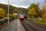 Die 152 143-4 (91 80 6152 143-4 D-DB) der DB Cargo AG fährt am 16 Oktober 2025 mit einem KLV-Zug durch Kirchen/Sieg in Richtung Siegen. Nochmals einen lieben Gruß an den netten Lokführer zurück.

Die Siemens ES64F wurde 2000 noch von Krauss-Maffei (heute Siemens) in München-Allach unter der Fabriknummer 20270 gebaut.
