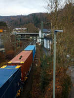 Die an die FRACHTbahn Traktion GmbH (Wien) Siemens Vectron MS – 6193 680 (91 80 6193 680-6 D-ELOC) der ELL - European Locomotive Leasing (Wien) fährt am 04 Dezember 2025 mit einem Containerzug durch Betzdorf/Sieg in Richtung Siegen.

Die Multisystemlokomotive Siemens Vectron MS wurden 2022 von der Siemens Mobility GmbH in München-Allach unter der Fabriknummer 23031 und gebaut und in den Pool der Siemens Mobility GmbH als 193 680 (91 80 6193 680-6 D-SIEAG) eingereiht. Anfang 2024 wurde sie an die ELL, wo so nun wohl der 222te Vectron der ELL ist.

Diese Vectron Lokomotive ist als MS – Lokomotive (Mehrsystemlok) mit 6.400 kW Leistung und 160 km/h Höchstgeschwindigkeit konzipiert. Sie wurde in der Vectron Variante MS A35 und hat so die Zulassung für Deutschland, Österreich, Italien, Ungarn, Tschechien, Polen, Slowakei, Kroatien, Slowenien, Rumänien und Bulgarien (D / A / I / H / CZ / PL / SK / HR / SLO / RO / BG). 

Die SIEMENS Vectron MS der Version A 35 besitzt die Zugsicherungssysteme ETCS BaseLine 3, sowie für Deutschland (PZB90 / LZB80 (CIR-ELKE I)), für Österreich (ETCS Level 1 mit Euroloop, ETCS Level 2, PZB90 / LZB80), für Italien (SCMT), für Ungarn (ETCS Level 1, EVM (Mirel)), für Tschechien und die Slowakei (LS (Mirel)), für Polen (SHP), sowie für Kroatien, Slowenien, Rumänien und Bulgarien (PZB90).