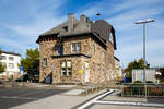 Das Empfangsgebäude Bahnhof Altenkirchen (Westerwald) am 10.10.2021,ein stattlicher Typenbau aus Bruchstein.