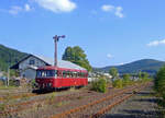 Der Schienenbus VT 98 9829 (95 80 0798 829-7 D-OE) der Oberhessischen Eisenbahnfreunde, ex DB 798 829-8  fährt am 27.09.2009 vom Bahnhof Herdorf weiter in Richtung Neunkirchen/Siegerland.