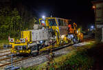 Die Baustelle Bahnhof Herdorf am Abend des 26 Oktober 2025 (ab 21:10 Uhr). Nach jedem Stopfdurchgang, wie hier von der P & T UNIMAT 09-4x4/4S E³ (eine Nivelier-, Hebe-, Richt- und Universalstopfmaschine), der neuen Weiche 3 folgt eine Schotterplaniermaschine. So ist es hier die Schnell-Schotterplaniermaschine SSP 110 SW, D-ERB 99 80 9425 039-1 der Eiffage Infra-Rail GmbH (Herne), ex 97 16 40 546 17-4 der Heitkamp GmbH Herne (später Eiffage Rail), im Einsatz.
Der Schotterpflug wurde 1995 von der Deutschen Plasser unter der Fabriknummer 591 gebaut. 
TECHNISCEN DEATEN der Schotterplaniermaschine SSP 110 SW:
Spurweite: 1.435 mm (Normalspur)
Achsanzahl: 2
Länge über Puffer: 17.230 mm
Achsabstand: 8.100 mm
Eigengewicht: 37 t
Anhängelast: 20 t
Höchstgeschwindigkeit: 90 km/h
Zugelassen zur Mitfahrt:  3 Personen
Kleinster befahrbarer Kurvenradius:  R 120 m      
Zugelassen für Streckenklasse: B1 und höher Die Baustelle Bahnhof Herdorf am Abend des 26 Oktober 2025 (ab 21:10 Uhr). Nach jedem Stopfdurchgang, wie hier von der P & T UNIMAT 09-4x4/4S E³ (eine Nivelier-, Hebe-, Richt- und Universalstopfmaschine), der neuen Weiche 3 folgt eine Schotterplaniermaschine. So ist es hier die Schnell-Schotterplaniermaschine SSP 110 SW, D-ERB 99 80 9425 039-1 der Eiffage Infra-Rail GmbH (Herne), ex 97 16 40 546 17-4 der Heitkamp GmbH Herne (später Eiffage Rail), im Einsatz.
Der Schotterpflug wurde 1995 von der Deutschen Plasser unter der Fabriknummer 591 gebaut. 
TECHNISCEN DEATEN der Schotterplaniermaschine SSP 110 SW:
Spurweite: 1.435 mm (Normalspur)
Achsanzahl: 2
Länge über Puffer: 17.230 mm
Achsabstand: 8.100 mm
Eigengewicht: 37 t
Anhängelast: 20 t
Höchstgeschwindigkeit: 90 km/h
Zugelassen zur Mitfahrt:  3 Personen
Kleinster befahrbarer Kurvenradius:  R 120 m      
Zugelassen für Streckenklasse: B1 und höher