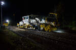 Die Baustelle Bahnhof Herdorf am Abend des 26 Oktober 2025 (ab 21:10 Uhr). Nach jedem Stopfdurchgang, wie hier von der P & T UNIMAT 09-4x4/4S E³ (eine Nivelier-, Hebe-, Richt- und Universalstopfmaschine), der neuen Weiche 3 folgt eine Schotterplaniermaschine. So ist es hier die Schnell-Schotterplaniermaschine SSP 110 SW, D-ERB 99 80 9425 039-1 der Eiffage Infra-Rail GmbH (Herne), ex 97 16 40 546 17-4 der Heitkamp GmbH Herne (später Eiffage Rail), im Einsatz.
Der Schotterpflug wurde 1995 von der Deutschen Plasser unter der Fabriknummer 591 gebaut. 
TECHNISCEN DEATEN der Schotterplaniermaschine SSP 110 SW:
Spurweite: 1.435 mm (Normalspur)
Achsanzahl: 2
Länge über Puffer: 17.230 mm
Achsabstand: 8.100 mm
Eigengewicht: 37 t
Anhängelast: 20 t
Höchstgeschwindigkeit: 90 km/h
Zugelassen zur Mitfahrt:  3 Personen
Kleinster befahrbarer Kurvenradius:  R 120 m      
Zugelassen für Streckenklasse: B1 und höher Die Baustelle Bahnhof Herdorf am Abend des 26 Oktober 2025 (ab 21:10 Uhr). Nach jedem Stopfdurchgang, wie hier von der P & T UNIMAT 09-4x4/4S E³ (eine Nivelier-, Hebe-, Richt- und Universalstopfmaschine), der neuen Weiche 3 folgt eine Schotterplaniermaschine. So ist es hier die Schnell-Schotterplaniermaschine SSP 110 SW, D-ERB 99 80 9425 039-1 der Eiffage Infra-Rail GmbH (Herne), ex 97 16 40 546 17-4 der Heitkamp GmbH Herne (später Eiffage Rail), im Einsatz.
Der Schotterpflug wurde 1995 von der Deutschen Plasser unter der Fabriknummer 591 gebaut. 
TECHNISCEN DEATEN der Schotterplaniermaschine SSP 110 SW:
Spurweite: 1.435 mm (Normalspur)
Achsanzahl: 2
Länge über Puffer: 17.230 mm
Achsabstand: 8.100 mm
Eigengewicht: 37 t
Anhängelast: 20 t
Höchstgeschwindigkeit: 90 km/h
Zugelassen zur Mitfahrt:  3 Personen
Kleinster befahrbarer Kurvenradius:  R 120 m      
Zugelassen für Streckenklasse: B1 und höher