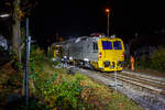 Die Baustelle Bahnhof Herdorf am Abend des 26 Oktober 2025, gegen 21:10 Uhr ist der erste Stopfdurchgang, an der neuen Weiche 3, beim Bahnhof/Stellwerk Herdorf Fahrdienstleiter (Hf), gemacht. Hier kam die recht neue Plasser & Theurer UNIMAT 09-4x4/4S E³ (A-PLA 99 81 9124 004-8), eine Universal-Weichenstopfmaschine mit Hybrid-Antriebstechnik, der Firma Eiffage Infra-Rail GmbH (Herne) zum Einsatz. Ob die Maschine nur von Eiffage Infra-Rail gemietet oder nun gekaut wurde ist mir nicht klar, aber eingestellt ist sie in Österreich über Franz Plasser Vermietung von Bahnbaumaschinen GmbH. Die Baustelle Bahnhof Herdorf am Abend des 26 Oktober 2025, gegen 21:10 Uhr ist der erste Stopfdurchgang, an der neuen Weiche 3, beim Bahnhof/Stellwerk Herdorf Fahrdienstleiter (Hf), gemacht. Hier kam die recht neue Plasser & Theurer UNIMAT 09-4x4/4S E³ (A-PLA 99 81 9124 004-8), eine Universal-Weichenstopfmaschine mit Hybrid-Antriebstechnik, der Firma Eiffage Infra-Rail GmbH (Herne) zum Einsatz. Ob die Maschine nur von Eiffage Infra-Rail gemietet oder nun gekaut wurde ist mir nicht klar, aber eingestellt ist sie in Österreich über Franz Plasser Vermietung von Bahnbaumaschinen GmbH.