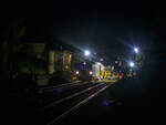 Die Baustelle Bahnhof Herdorf am Abend (19:15 Uhr) des 26 Oktober 2025, nach der Zeitumstellung ist es nun um diese Zeit wieder stockdunkel. Die Gleisbauer der KAF Falkenhahn Bau AG (Kreuztal) waren schon gegen 16 Uhr, noch bei Tageslicht, fertig mit dem Einschottern und mussten dann auf die Stopf- sowie die Schotterplaniermaschine warten. Nun sind beide angekommen. Ich hatte hier vom Bahnsteig im Bahnhof die Ankunft festgehalten und da ich schon öfter das Stopfen gesehen und dokumentiert habe, so ging es wieder nach Hause. 
Zu Hause angekommen habe ich die Bilder auf den PC geladen und diese bearbeitet, als ich dann sah, was ich fotografiert hatte, was ich Vorort nicht sehen konnte, so musste ich trotz der Dunkelheit nochmals zur Baustelle. Aber ich wählte dann, auf der anderen Seite beim Stellwerk Herdorf Fahrdienstleiter in der August-Sander-Straße aus. Übrigens die Straße ist nach dem 1876 in Herdorf geboren bekannten deutschen Fotograf August Sander benannt. Dieser Fotostandort war weitaus besser und näher am Geschehen, als hier vom Bahnhof.   Die Baustelle Bahnhof Herdorf am Abend (19:15 Uhr) des 26 Oktober 2025, nach der Zeitumstellung ist es nun um diese Zeit wieder stockdunkel. Die Gleisbauer der KAF Falkenhahn Bau AG (Kreuztal) waren schon gegen 16 Uhr, noch bei Tageslicht, fertig mit dem Einschottern und mussten dann auf die Stopf- sowie die Schotterplaniermaschine warten. Nun sind beide angekommen. Ich hatte hier vom Bahnsteig im Bahnhof die Ankunft festgehalten und da ich schon öfter das Stopfen gesehen und dokumentiert habe, so ging es wieder nach Hause. 
Zu Hause angekommen habe ich die Bilder auf den PC geladen und diese bearbeitet, als ich dann sah, was ich fotografiert hatte, was ich Vorort nicht sehen konnte, so musste ich trotz der Dunkelheit nochmals zur Baustelle. Aber ich wählte dann, auf der anderen Seite beim Stellwerk Herdorf Fahrdienstleiter in der August-Sander-Straße aus. Übrigens die Straße ist nach dem 1876 in Herdorf geboren bekannten deutschen Fotograf August Sander benannt. Dieser Fotostandort war weitaus besser und näher am Geschehen, als hier vom Bahnhof.