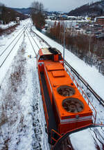 Zurzeit ist die RBH 802 „Ruhrpott Sprinter“ / 275 802-3 (98 80 0275 802-3 D-RBH), eine MaK G 1206 der RBH - RAG Bahn und Hafen GmbH (Gladbeck), an die KSW (Kreisbahn Siegen-Wittgenstein) vermietet. Hier steht sie mit einem Übergabegüterzug, auf dem Rbf der KSW in Herdorf (Betriebsstätte Freien Grunder Eisenbahn- NE 447) vor der Gleisspeere zur Hellertalbahn, zur Abfahrt bereit. Der Zug geht dann via Betzdorf/Sieg und Siegen zum Gbf der DB Cargo in Kreuztal.