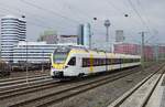 Der fünfteilige Eurobahn-Flirt ET 7.07 (Baureihe 0429) rollt am 29.04.2021 auf dem Weg von Hamm nach Venlo/NL durch Düsseldorf-Hamm, im Hintergrund die Hafen-City